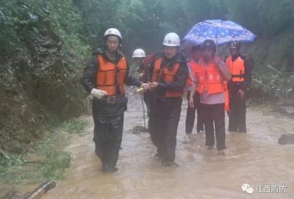 婴儿为战士撑伞:小宝宝紧紧地抓住雨伞,事情的经过令人感动 婴儿为战士撑伞:小宝宝紧紧地抓住雨伞,事情的经过令人感动