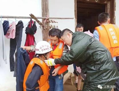 婴儿为战士撑伞:小宝宝紧紧地抓住雨伞,事情的经过令人感动 婴儿为战士撑伞:小宝宝紧紧地抓住雨伞,事情的经过令人感动