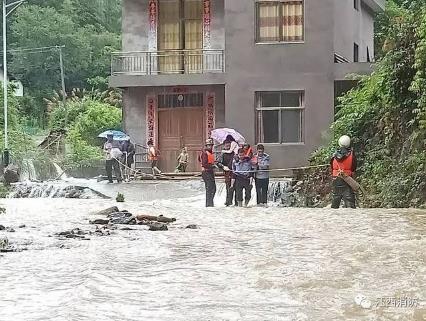 婴儿为战士撑伞:小宝宝紧紧地抓住雨伞,事情的经过令人感动 婴儿为战士撑伞:小宝宝紧紧地抓住雨伞,事情的经过令人感动