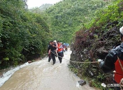 婴儿为战士撑伞：小宝宝紧紧地抓住雨伞,事情的经过令人感动