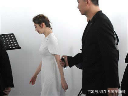 景甜白裙秀傲人上围:白裙显上围傲人,景甜深V长裙 景甜白裙秀傲人上围:白裙显上围傲人,景甜深V长裙