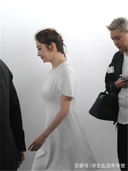 景甜白裙秀傲人上围:白裙显上围傲人,景甜深V长裙 景甜白裙秀傲人上围:白裙显上围傲人,景甜深V长裙