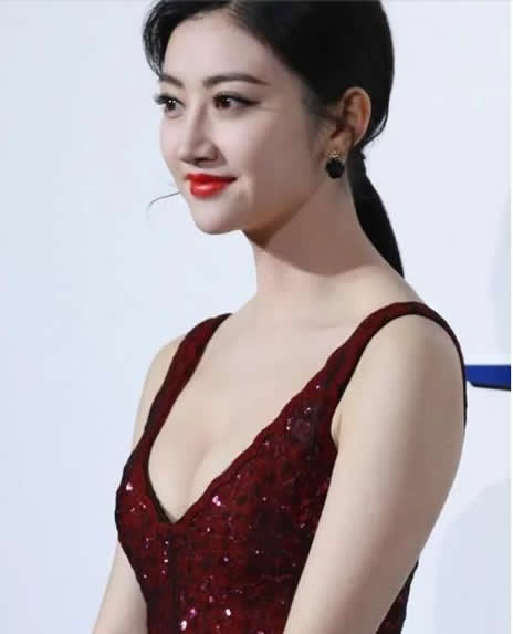 景甜白裙秀傲人上围:白裙显上围傲人,景甜深V长裙 景甜白裙秀傲人上围:白裙显上围傲人,景甜深V长裙