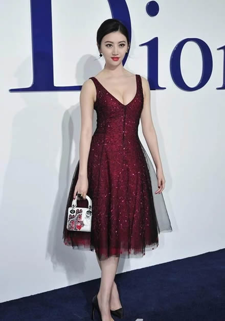 景甜白裙秀傲人上围:白裙显上围傲人,景甜深V长裙 景甜白裙秀傲人上围:白裙显上围傲人,景甜深V长裙