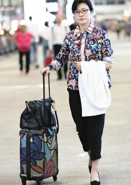 周涛穿土味花衬衫：打扮朴素气场十足（图）