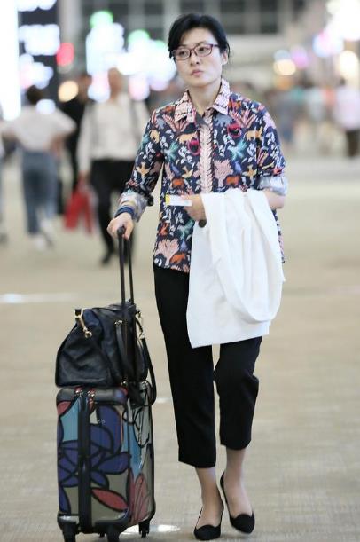周涛穿土味花衬衫：打扮朴素气场十足（图）