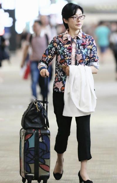 周涛穿土味花衬衫：打扮朴素气场十足（图）
