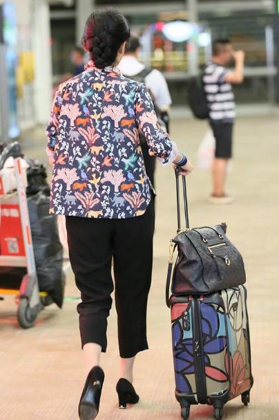 周涛穿土味花衬衫：打扮朴素气场十足（图）