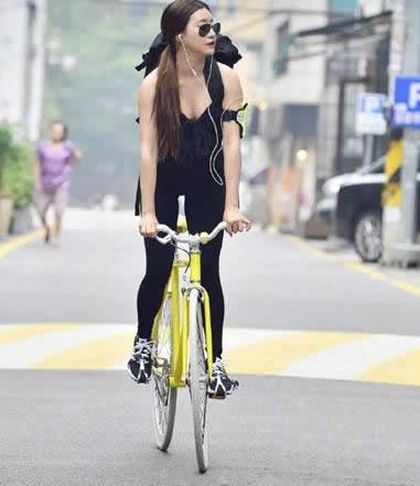 2018韩国时尚街拍图片：夏天韩国小姐姐时尚穿搭欣赏