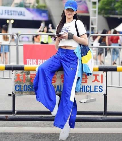 2018韩国时尚街拍图片：夏天韩国小姐姐时尚穿搭欣赏