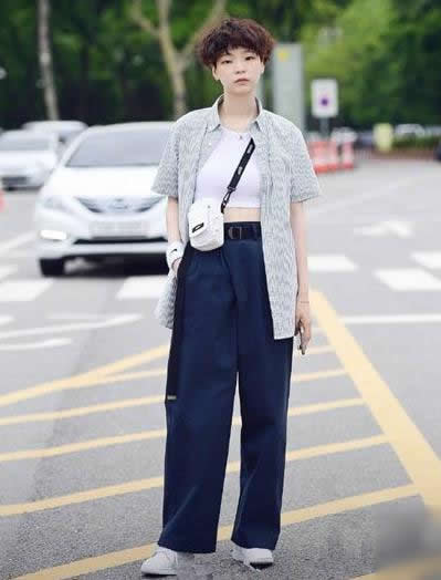 2018韩国时尚街拍图片：夏天韩国小姐姐时尚穿搭欣赏