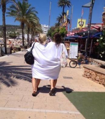 卧槽，两个妹子穿同一件裙子