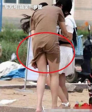 明知刮大风妹子还穿这么短的裙子