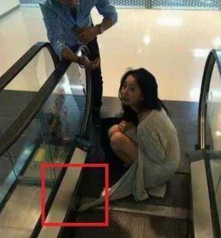 尴尬大了，妹子的裙子卡成这样