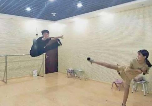 妹子只顾脚下狠了