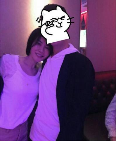 王菲生活照：面露甜笑依偎友人胸口,王菲生活照盘点