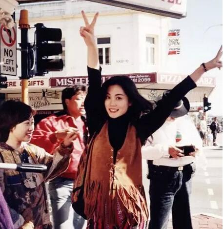 王菲生活照：面露甜笑依偎友人胸口,王菲生活照盘点