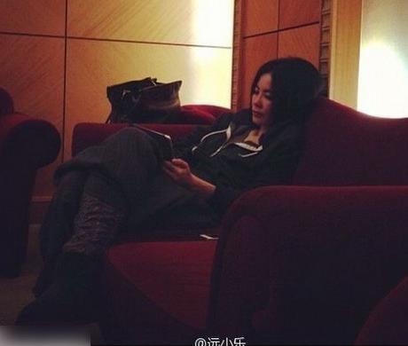 王菲生活照：面露甜笑依偎友人胸口,王菲生活照盘点
