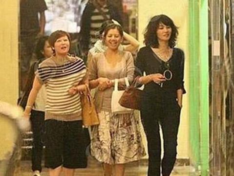 王菲生活照：面露甜笑依偎友人胸口,王菲生活照盘点