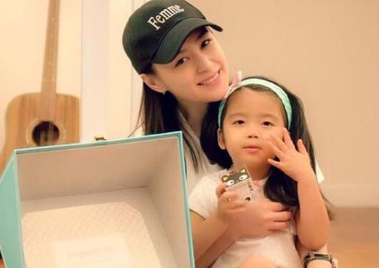 新婚阿娇抱小孩合影：阿娇母爱犯滥,很有妈妈范儿