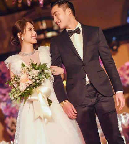 新婚阿娇抱小孩合影：阿娇母爱犯滥,很有妈妈范儿