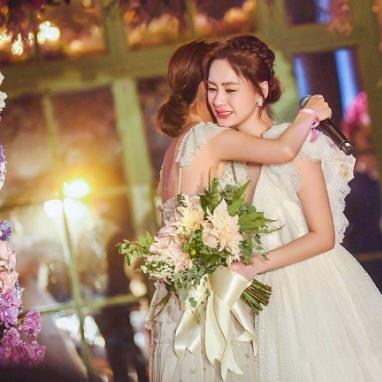 新婚阿娇抱小孩合影：阿娇母爱犯滥,很有妈妈范儿