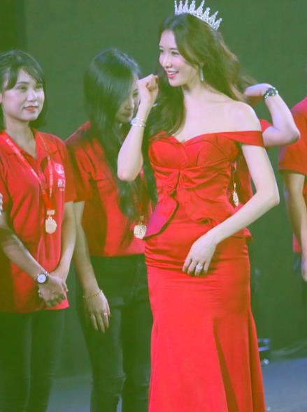 林志玲肚腩太抢眼：一字肩红礼服,44岁林志玲穿包臀裙