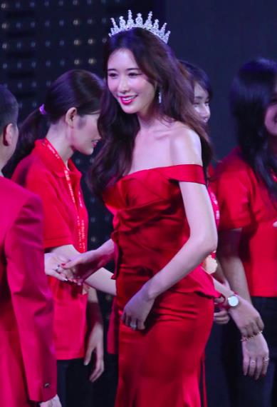 林志玲肚腩太抢眼：一字肩红礼服,44岁林志玲穿包臀裙