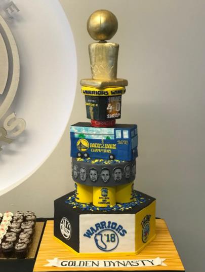 百万球迷参与游行:勇士球星和球迷互动,T恤针对詹皇 百万球迷参与游行:勇士球星和球迷互动,T恤针对詹皇