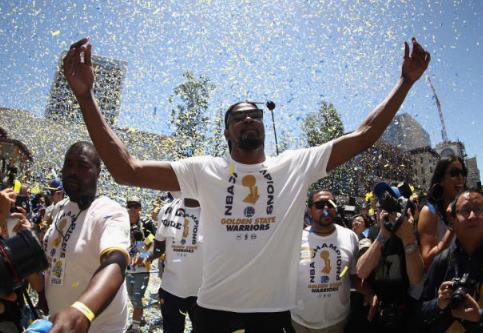 百万球迷参与游行:勇士球星和球迷互动,T恤针对詹皇 百万球迷参与游行:勇士球星和球迷互动,T恤针对詹皇