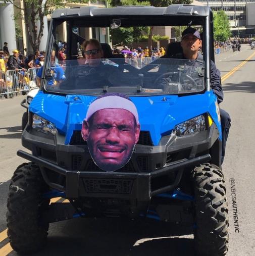 百万球迷参与游行:勇士球星和球迷互动,T恤针对詹皇 百万球迷参与游行:勇士球星和球迷互动,T恤针对詹皇