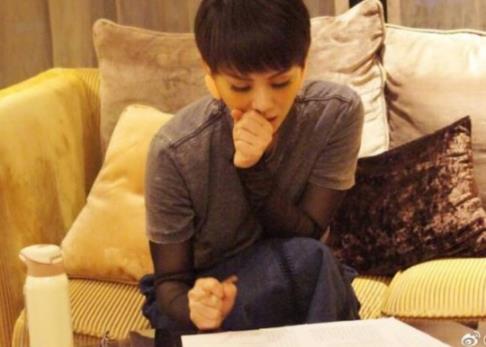 宁静凌晨发照片:宁静这么晚睡,网友都炸了(图) 宁静凌晨发照片:宁静这么晚睡,网友都炸了(图)