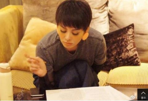 宁静凌晨发照片:宁静这么晚睡,网友都炸了(图) 宁静凌晨发照片:宁静这么晚睡,网友都炸了(图)