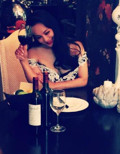 42岁宁静晒深v性感露双峰：文艺女神的性感诱惑（图）