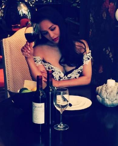 42岁宁静晒深v性感露双峰：文艺女神的性感诱惑（图）