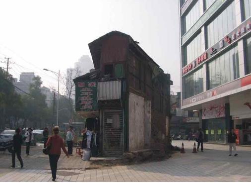 钉子户仍然在居住:建筑一半已倒塌,各地最牛钉子户 钉子户仍然在居住:建筑一半已倒塌,各地最牛钉子户