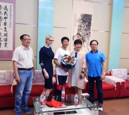 撒贝宁携妻子回母校:撒贝宁妻子近照,李白十分端庄 撒贝宁携妻子回母校:撒贝宁妻子近照,李白十分端庄