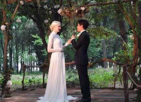 撒贝宁携妻子回母校:撒贝宁妻子近照,李白十分端庄 撒贝宁携妻子回母校:撒贝宁妻子近照,李白十分端庄