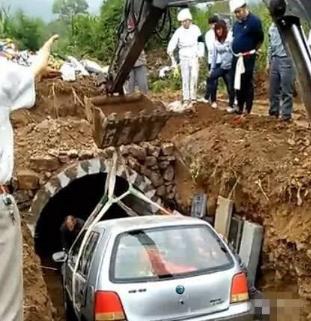 宝马车当棺材下葬:看网友们评论,你是怎么看待此事 宝马车当棺材下葬:看网友们评论,你是怎么看待此事