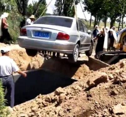 宝马车当棺材下葬:看网友们评论,你是怎么看待此事 宝马车当棺材下葬:看网友们评论,你是怎么看待此事