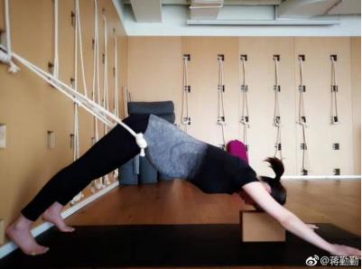 蒋勤勤怀二胎做瑜伽:蒋勤勤二胎瑜伽健身照(图) 蒋勤勤怀二胎做瑜伽:蒋勤勤二胎瑜伽健身照(图)