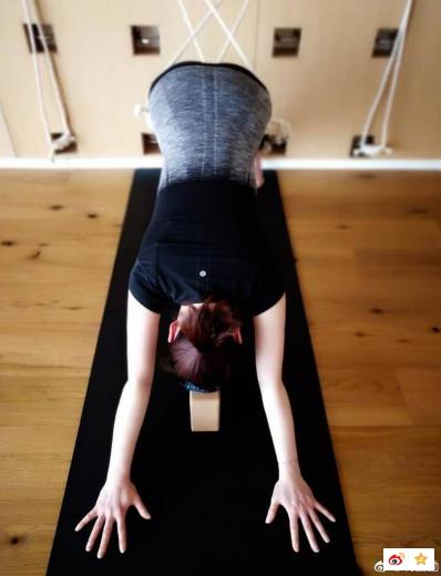 蒋勤勤怀二胎做瑜伽:蒋勤勤二胎瑜伽健身照(图) 蒋勤勤怀二胎做瑜伽:蒋勤勤二胎瑜伽健身照(图)