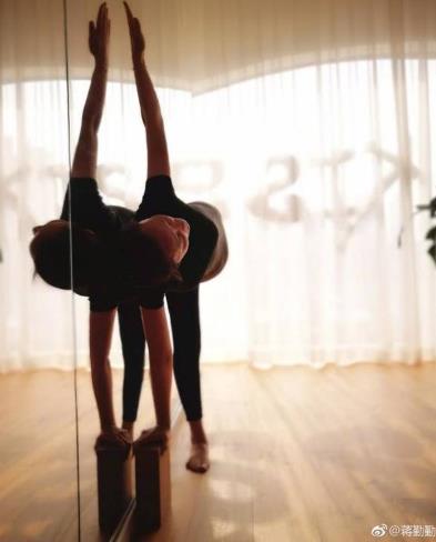 蒋勤勤怀二胎做瑜伽:蒋勤勤二胎瑜伽健身照(图) 蒋勤勤怀二胎做瑜伽:蒋勤勤二胎瑜伽健身照(图)