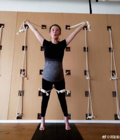 蒋勤勤怀二胎做瑜伽:蒋勤勤二胎瑜伽健身照(图) 蒋勤勤怀二胎做瑜伽:蒋勤勤二胎瑜伽健身照(图)