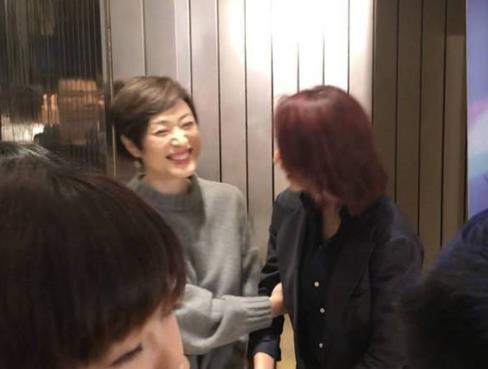 蔡少芬陈法蓉热聊：两位不老女神,气质出众衣着朴素