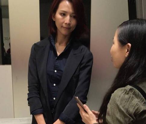 蔡少芬陈法蓉热聊：两位不老女神,气质出众衣着朴素