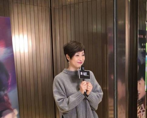 蔡少芬陈法蓉热聊：两位不老女神,气质出众衣着朴素