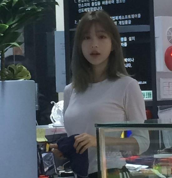 颜值即正义：这个小姐姐网管让网吧爆满（图）