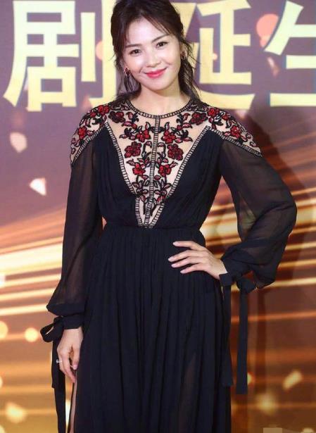 刘涛长裙秀大长腿：高开叉秀大长腿,大气典雅性感甜美