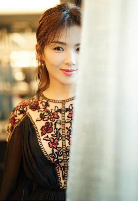 刘涛长裙秀大长腿：高开叉秀大长腿,大气典雅性感甜美